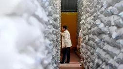 Presiden Republik Indonesia Prabowo Subianto melakukan sidak langsung ke Kompleks Gudang Bulog Danurejo di Kabupaten Magelang usai menyampaikan pengarahan kepada Ketua DPRD seluruh Indonesia pada Sabtu (18/4/2026). (Foto: BPMI Setpres/Muchlis Jr)