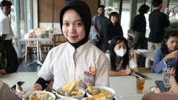 Pelayan mengantarkan bakso campur spesial