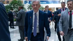 Ketua Dewan The Federal Reserve (The Fed) Jerome Powell meninggalkan ruangan setelah pertemuan Komite Moneter dan Keuangan Internasional (IMFC) selama pertemuan musim semi Bank Dunia/ IMF di markas besar IMF di Washington, AS pada Jumat (17/4/2026). (Foto: AP/ Jose Luis Magana)