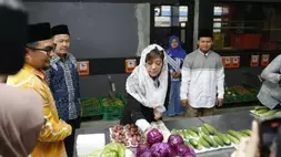 Menteri Komunikasi dan Digital, Meutya Hafid, saat meninjau Koperasi Al Ittifaq di Ciwidey, Kabupaten Bandung, Jawa Barat, Sabtu (25/4) (Dok. Komdigi)