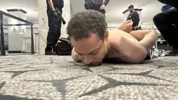Petugas penegak hukum menahan Cole Tomas Allen, seorang tersangka dalam insiden penembakan di acara makan malam Asosiasi Koresponden Gedung Putih, di Washington, AS pada 25 April 2026.