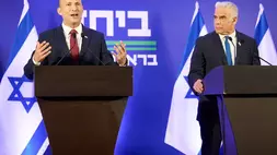 Mantan perdana menteri Israel Naftali Bennett (kiri) dan Yair Lapid mengadakan konferensi pers bersama untuk mengumumkan partai mereka akan maju bersama dalam pemilihan umum mendatang, di Herzliya, Israel pada Minggu (26/4/2026). (Foto: AP/ Ariel Schalit)