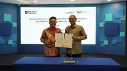 Chief Financial Officer IIF Eri Wibowo (kanan), saat menerima secara simbolis fasilitas term loan Rp500 miliar dari Bank Mandiri, pada 22 April 2026.