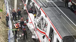 Petugas mengevakuasi gerbong KRL Commuterline dan KA Argo Bromo Anggrek relasi Gambir-Surabaya Pasar Turi pascakecelakaan di Stasiun Bekasi Timur, Bekasi, Jawa Barat, Selasa (28/4/2026). (ANTARA FOTO/Galih Pradipta)