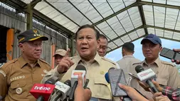 Presiden Prabowo Subianto di sela-sela meninjau fasilitas Tempat Pengelolaan Sampah Terpadu Berbasis Lingkungan dan Edukasi (TPST BLE) di Desa Wlahar Wetan, Kabupaten Banyumas, Jawa Tengah, Selasa (28/4/2026). (B-Universe Photo/Ichsan Ali)
