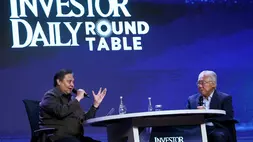 Executive Chairman B-Universe, Enggartiasto Lukita (kanan) dan Menteri Koordinator Bidang Perekonomian, Airlangga Hartarto (kiri) dalam Investor Daily Roundtable: Menakar Denyut Ekonomi, Akselerasi Pertumbuhan di Tengah Gejolak Global di Hotel Mulia Senayan, Jakarta, pada Selasa (28/4/2026). (B-Universe Photo/Joanito De Saojoao)