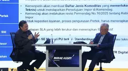 Menteri Koordinator Bidang Perekonomian, Airlangga Hartarto (kiri) dan Executive Chairman B-Universe, Enggartiasto Lukita (kanan) dalam Investor Daily Roundtable: Menakar Denyut Ekonomi, Akselerasi Pertumbuhan di Tengah Gejolak Global di Hotel Mulia Senayan, Jakarta, pada Selasa (28/4/2026). (B-Universe Photo/Joanito De Saojoao)
