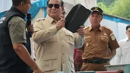 Presiden Prabowo Subianto meninjau fasilitas Tempat Pengolahan Sampah Terpadu Berbasis Lingkungan dan Edukasi (TPST BLE) di Desa Wlahar Wetan, Kecamatan Kalibagor, Kabupaten Banyumas, Jawa Tengah, Selasa (28/4/2026) siang. (Foto: istimewa)