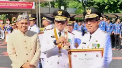 Walikota Denpasar I Gusti Ngurah Jaya Negara saat menerima penghargaan atas Penyelenggaraan Pemerintahan Daerah yang diserahkan Wamendagri Bima Arya Sugiarto didampingi Direktur Jenderal Otonomi Daerah Kemendagri, Cheka Virgowansyah dalam momentum peringatan Hari Otda ke-30 Tahun 2026, Senin (27/4) di Kantor Kementerian Dalam Negeri Republik Indonesia. (Foto: Istimewa)
