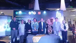 Pengurus Pusat Perhimpunan Dokter Spesialis Kardiovaskular Indonesia (PP PERKI) Dr Ade Meidian Ambari, Sp. JP(K), PhD (tengah) dan Direktur Penyakit Tidak Menular Kementerian Kesehatan RI, dr. Siti Nadia Tarmizi, M. Epid (3 dari kanan) dalam kampanye Kenali Cacar Api yang digelar GSK Indonesia bersama Kementerian Kesehatan Republik Indonesia, Perhimpunan Dokter Spesialis Kardiovaskular Indonesia, dan Yayasan Jantung Indonesia di Jakarta, Selasa (28/4/2026).