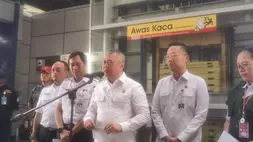 Menteri Perhubungan Dudy Purwagandhi memberi keterangan kepada media, di Stasiun Bekasi Timur, Rabu (29/4/2026)