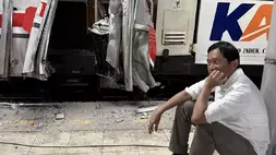 Direktur Utama PT KAI, Bobby Rasyidin termenung menyaksikan kerusakan gerbong akibat kecelakaan KA Argo Bromo Anggrek menabrak KRL di Stasiun Bekasi Timur.  