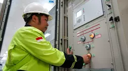 Proses uji fungsi dan kontrol peralatan Gardu Induk 150 kilovolt (kV) Margakarya melalui Relay Control Panel (RCP) oleh petugas PLN. (PLN/Istimewa)