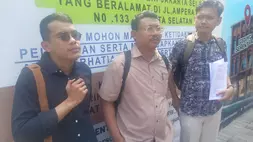 Kuasa hukum Andrie Yunus, Alif Fauzi (tengah).