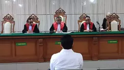 Terdakwa penghinaan suku Sunda Adimas Firdaus (Resbob) saat menerima vonis dalam sidang yang digelar di PN Bandung, Rabu (29/4/2026).