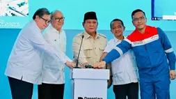 Presiden Prabowo Subianto melakukan groundbreaking proyek hilirisasi nasional tahap II di Refinery Unit IV Cilacap, Jawa Tengah, pada Rabu (29/4/2026). (Foto: BPMI Setpres/Laily Rachev)