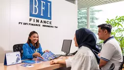 Petugas PT BFI Finance Indonesia Tbk (BFIN) atau BFI Finance melayani konsumen di salah satu kantor cabang. (Foto: BFI Finance)