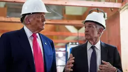 Presiden AS Donald Trump mendengarkan Ketua Dewan Gubernur The Federal Reserve (The Fed) Jerome Powell berbicara selama kunjungan ke The Fed pada 2025 di Washington, AS. (Foto: AP/ Julia Demaree Nikhinson)