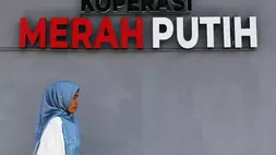 Pegawai berjalan di bangunan Koperasi Merah Putih (KMP) yang telah siap beroperasi di kelurahan Graha Indah, Balikpapan, Kalimantan Timur, belum lama ini. (ANTARA FOTO/Angga Palguna)