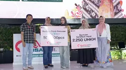 Direktur Utama Telkom Dian Siswarini (kedua dari kiri) memberikan dukungan strategis melalui. program Packfest dengan menyalurkan bantuan sebanyak 500.000 cetak kemasan dan sertifikasi halal bagi 2.250 UMKM perempuan secara gratis. (Telkom/Istimewa)