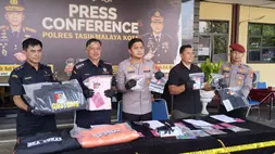 Polres Tasikmalaya Kota menunjukkan barang bukti pemerasan oknum yang mengaku pegawai DJBC dan wartawan terhadap penjual rokok ilegal. 