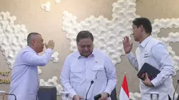 Menko Perekonomian Airlangga Hartarto (tengah) bersama Menteri Keuangan Purbaya Yudhi Sadewa (kanan) dan Menteri Perhubungan Dudy Purwagandhin (kiri) berbincang sebelum menyampaikan keterangan pers terkait kebijakan transportasi dan BBM di Jakarta. (FOTO/Hafidz Mubarak A)