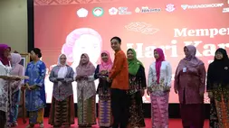 Secara simbolis James Hadisurjo selaku Senior General Manager Operations Optik Melawai menyerahkan donasi sebanyak 1.000 pasang kacamata untuk perempuan di wilayah Jakarta Timur kepada Ketua Tim Penggerak PKK Kota Administrasi Jakarta Timur, Essie Feransie, SE. (Foto Ist)