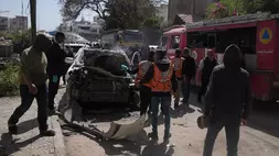 Para anggota tim pertahanan sipil Palestina memperbaiki mobil yang hancur setelah terkena serangan Israel di Kota Gaza, Selasa (28/4/2026). (Foto: AP/ Jehad Alshrafi)
