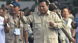 Presiden Prabowo Subianto (kanan) didampingi Mensesneg Prasetyo Hadi (kiri) menyapa massa buruh dalam peringatan Hari Buruh Internasional atau May Day 2026 di kawasan Monumen Nasional (Monas), Jakarta, Jumat (1/5/2026). Dalam May Day 2026 para buruh menuntut adanya pengesahan RUU Ketenagakerjaan, penghapusan outsourcing dan penolakan upah murah, hingga kekhawatiran terhadap dampak konflik global yang berpotensi memicu gelombang pemutusan hubungan kerja (PHK). (Foto: ANTARA FOTO/Bayu Pratama S/app/nz)