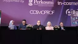 Ketua PERKOSMI (Persatuan Perusahaan Kosmetika Indonesia) Sancoyo Antarikso (2 kiri), President Director PT Cedefindo sekaligus CEO Martha Tilaar Group Dr Kilala Tilaar (tengah), dan Direktur Utama Cedefindo Bryan David Tilaar (kanan) pada forum tahunan Future Beauty Talk (FBT) 4.0 di Jakarta