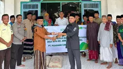 Pegadaian Rasanae menyalurkan bantuan kepada Masjid Uswatun Hasanah yang berlokasi di Nipa, Kecamatan Ambalawi, Kabupaten Bima. (Pegadaian)