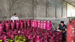 Petugas sedang memberi garis polisi dalam kasus penyalahgunaan gas Elpiji di Klaten Jawa, Sabtu 2 Mei 2026. (Beritasatu.com).