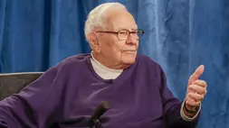 Warren Buffett berbicara selama Rapat Pemegang Saham Tahunan Berkshire Hathaway di Omaha, Nebraska, AS pada 2 Mei 2026. (Foto: CNBC)