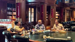 Presiden Prabowo Subianto bertemu Kepala PPATK Ivan Yustiavandana dan Menteri Sekretaris Negara, Prasetyo Hadi di kediamannya di Hambalang, Bogor, Jawa Barat. (Dok. BPMI Sekretariat Presiden)
