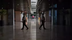 Petugas Pengamanan Dalam (Pamdal) berpatroli di Gedung Nusantara II, Kompleks Parlemen, Senayan, Jakarta, Jumat (10/4/2026). (ANTARA FOTO/Rivan Awal Lingga)