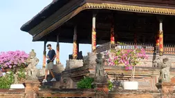 Wisatawan mancanegara berjalan di area bangunan khas Bali saat berkunjung ke objek wisata Kertha Gosa, Klungkung, Bali, Jumat (1/5/2026). (ANTARA FOTO/Nyoman Hendra Wibowo)