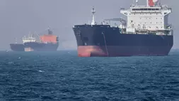 Kapal tanker minyak berlabuh di lepas pantai Selat Hormuz di dekat Bandar Abbas, Iran, Sabtu (2/5/2026). (Foto: Amirhosein Khorgooi/ISNA via AP)