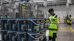 Pekerja menyelesaikan proses produksi cat di pabrik PT Jotun Indonesia yang baru diresmikan di Cikarang, Kabupaten Bekasi, Jawa Barat, Rabu (15/4/2026). (ANTARA FOTO/Darryl Ramadhan)