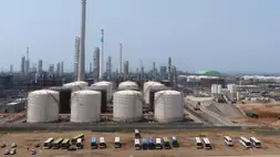 Kompleks petrokimia dan penyulingan baru Hengli Petrochemical terlihat di pulau Changxing di Dalian, Provinsi Liaoning, China.