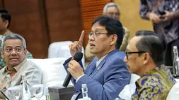 Menteri Keuangan Purbaya Yudhi Sadewa (tengah) didampingi Wakil Menteri Keuangan Juda Agung (kanan) dan Wakil Menteri Keuangan Suahasil Nazara (kiri) sesaat akan memulai konferensi pers APBN KiTa edisi Mei 2026 di Jakarta, Selasa (5/5/2026). (B-Universe Photo/Joanito De Saojoao)