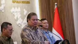 Menteri Koordinator Bidang Perekonomian Airlangga Hartarto menyampaikan keterangan kepada pers terkait pertumbuhan ekonomi triwulan I-2026 di Kementerian Koordinator Bidang Perekonomian, Jakarta, Selasa (5/5/2026). (B-Universe Photo/Joanito De Saojoao)