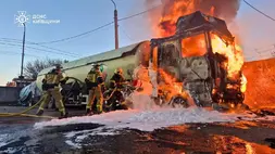Dalam foto yang disediakan oleh Layanan Darurat Ukraina, personel layanan darurat berupaya memadamkan api pada sebuah kendaraan setelah serangan pesawat tak berawak Rusia di wilayah Kyiv, Ukraina, Selasa (5/5/2026). (Foto: Ukrainian Emergency Service via AP)