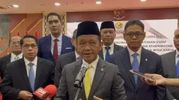 Menteri Energi dan Sumber Daya Mineral (ESDM) Bahlil Lahadalia (tengah) memberi keterangan ketika ditemui di Kantor Kementerian ESDM, Jakarta, Rabu (6/5/2026). (Foto: ANTARA/Putu Indah Savitri)