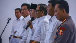 Ketua Komisi Percepatan Reformasi Polri Jimly Asshiddiqie (ketiga kiri) didampingi (dari kiri) Anggota Ahmad Dofiri, Yusril Ihza Mahendra, Mahfud MD, Idham Aziz dan Jenderal Pol Listyo Sigit Prabowo memberikan keterangan pers di Istana Merdeka, Jakarta, Selasa (5/5/2026). Komisi Percepatan Reformasi Polri bertemu dengan Presiden Prabowo Subianto dan menyampaikan enam rekomendasi hasil kerja komisi yang rencananya akan ditetapkan melalui instruksi presiden (inpres) atau keputusan presiden (kepres) agar dilaksanakan bertahap oleh jajaran Polri. ANTARA FOTO/Galih Pradipta/nz