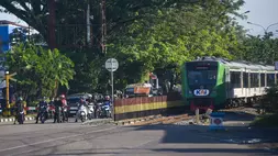 Pengendara berhenti di perlintasan sebidang kereta api Jalan Adinegoro Padang, Sumatera Barat, Sabtu (2/5/2026). (ANTARA FOTO/Fitra Yogi)