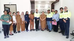 Penanggung Jawab Program Malaria Dinas Kesehatan Kabupaten Mimika, Imelda K.R. Ohoiledjaan (keenam kanan) bersama perwakilan dari PT Petrosea Tbk, masing-masing Head of Corporate Secretary & Communications, Anto Broto (ketujuh kanan), External Manager, Reynold Donny Kabiai (kelima kanan), CSR Superintendent, Aditya Ramadhana Djaja (keempat kanan) dan Deputy GM of Corporate Communications, Marzuki Asikin (paling kanan) membahas perkembangan terkini kasus malaria di Kabupaten Mimika.