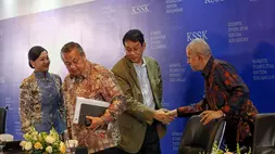 Menteri Keuangan Purbaya Yudhi Sadewa (tiga kiri), Gubernur Bank Indonesia (BI) Perry Warjiyo (dua kiri), Ketua Dewan Komisioner OJK Friderica Widyasari (kiri), dan Ketua Dewan Komisioner LPS Anggito Abimanyu (kanan), bersalaman usai konferensi pers hasil rapat berkala KSSK di Jakarta, Kamis (7/5/2026). (B-Universe Photo/Joanito De Saojoao)