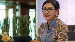 Ketua Dewan Komisioner OJK Friderica Widyasari saat menjawab pertanyaan wartawan dalam konferensi pers hasil rapat berkala KSSK di Jakarta, Kamis (7/5/2026). (B-Universe Photo/Joanito De Saojoao)