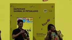 Seniman Indonesia Martcellia Liunic memperlihatkan aksesori perjalanan Sambal si Petualang di Jakarta, Kamis (7/5/2026).