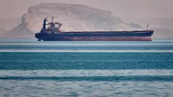 Sebuah kapal kargo besar berlabuh di Selat Hormuz di lepas pantai Bandar Abbas, Iran, Sabtu (2/5/2026). (Foto: Amirhosein Khorgooi/ ISNA via AP)